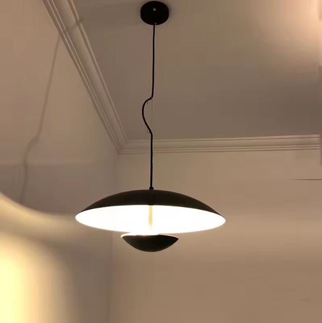 Suspension ovni noire au design contemporain, offrant un éclairage tamisé idéal pour une ambiance élégante et chaleureuse.
