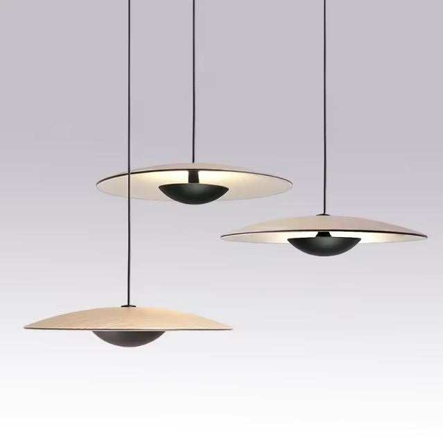 Trio de suspensions ovni aux tons beige et noir, au design raffiné et moderne, parfait pour un éclairage élégant et harmonieux.