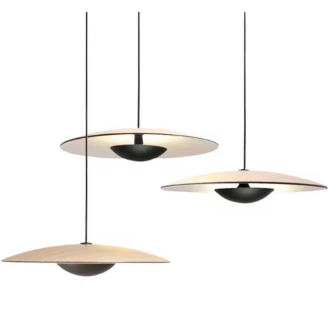 Trio de suspensions ovni aux finitions noir et beige, offrant un design contemporain et un éclairage harmonieux pour tout intérieur moderne.