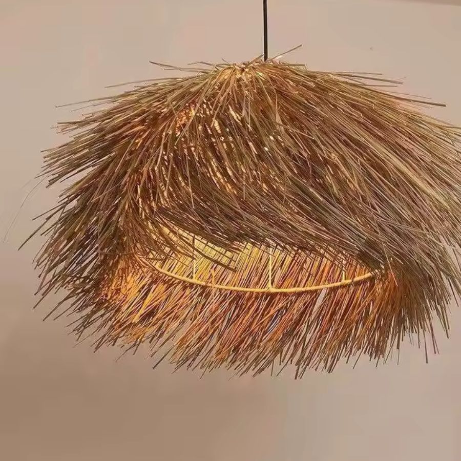 Suspension paille en forme de chapeau illuminée, aux fibres souples et au style bohème naturel chaleureux