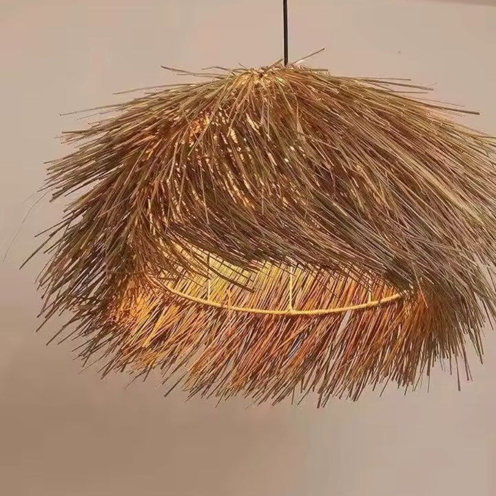 Suspension paille en forme de chapeau illuminée, aux fibres souples et au style bohème naturel chaleureux