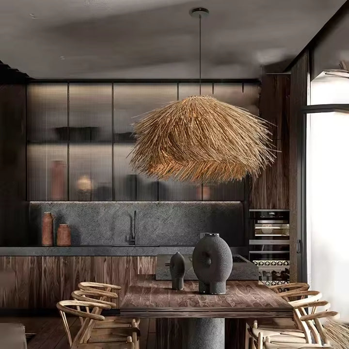 Suspension paille en forme de chapeau au-dessus d’une table, dans un intérieur design aux matières naturelles