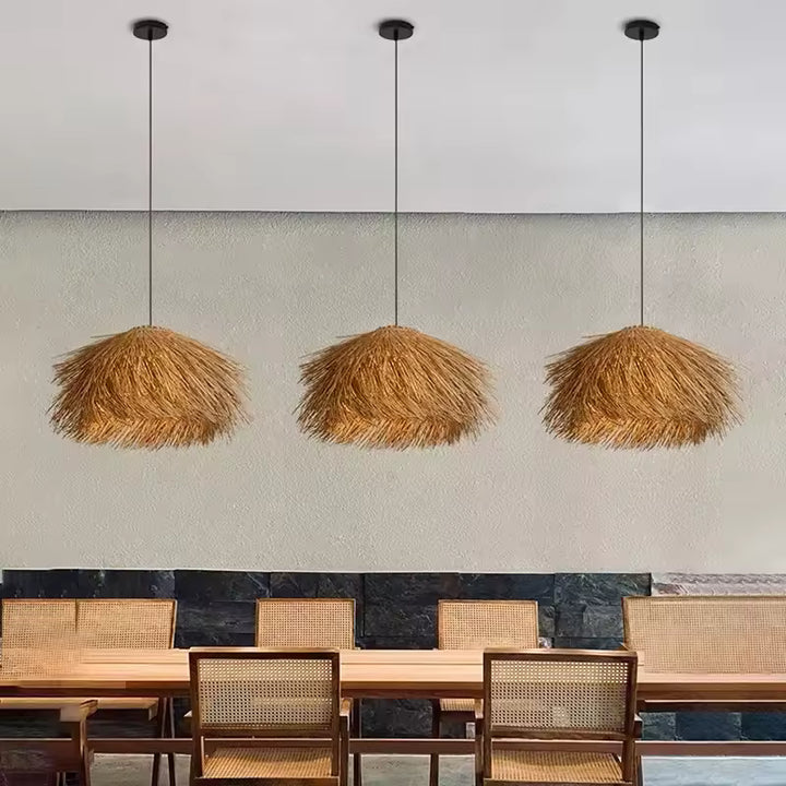 Suspension paille en trio au-dessus d’une grande table, au style naturel, bohème et contemporain