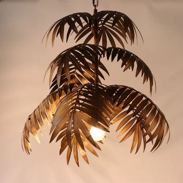 Suspension palmier en métal avec plusieurs étages de feuilles, diffusant une lumière chaleureuse au style tropical.