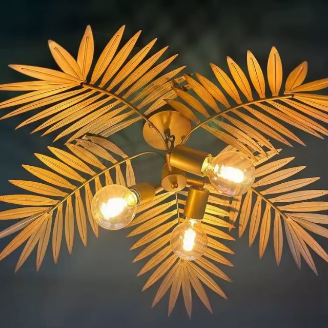 Suspension palmier allumée, diffusant une lumière chaleureuse à travers ses feuilles pour une ambiance tropicale chic.