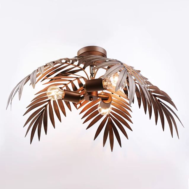 Suspension palmier avec feuillage en métal cuivré, diffusant une lumière chaleureuse pour une ambiance tropicale raffinée.