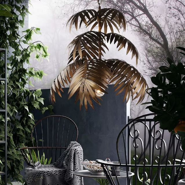 Suspension palmier en métal cuivré dans un décor naturel, parfaite pour créer une ambiance tropicale sur une terrasse ou véranda.