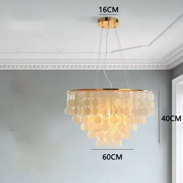 Suspension pampilles en nacre de 60 cm, luminaire majestueux pour sublimer les grands espaces avec élégance.