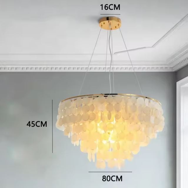 Suspension pampilles en nacre de 80 cm, apportant une lumière chaleureuse et un style luxueux à toute pièce.