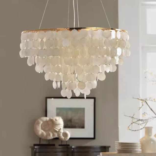 Suspension à pampilles de nacre blanche au style art déco chic, luminaire raffiné diffusant une lumière douce et élégante.