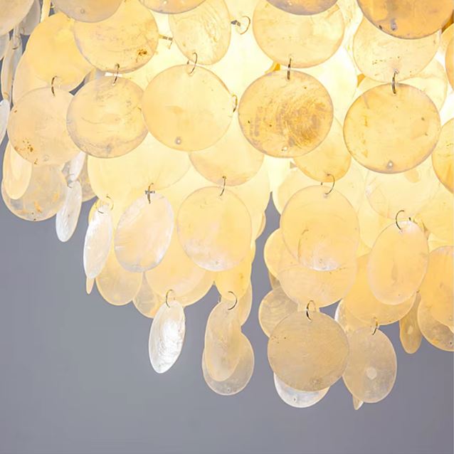 Détail de pampilles en nacre naturelle, suspension élégante au style luxe discret et aux reflets délicatement nacrés.