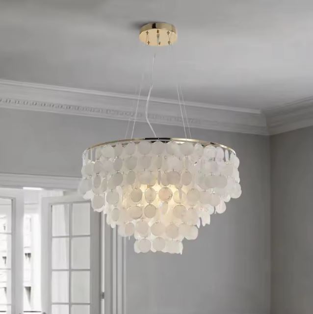 Suspension pampilles en nacre, luminaire raffiné au style contemporain pour une décoration intérieure lumineuse et élégante.