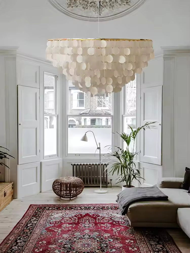 Suspension pampilles nacre au style élégant et décoratif, mise en valeur dans un salon lumineux aux moulures classiques