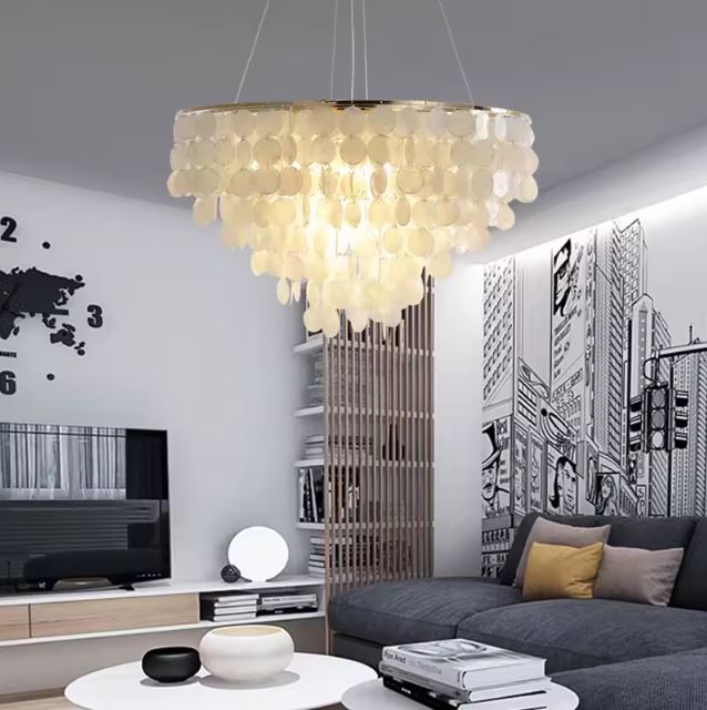 Suspension pampilles en nacre illuminant un salon moderne, idéale pour apporter une touche chic et sophistiquée à votre décoration intérieure.