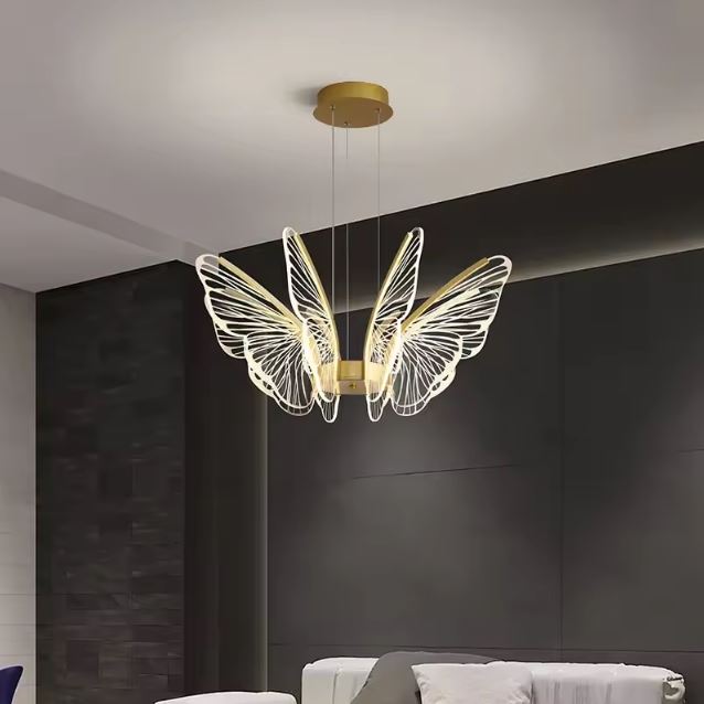 Suspension papillon moderne avec design élégant et lumineux pour décoration intérieure.