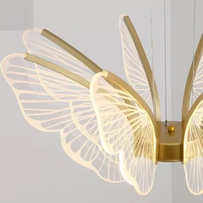 Gros plan sur les détails des ailes lumineuses de la suspension papillon.