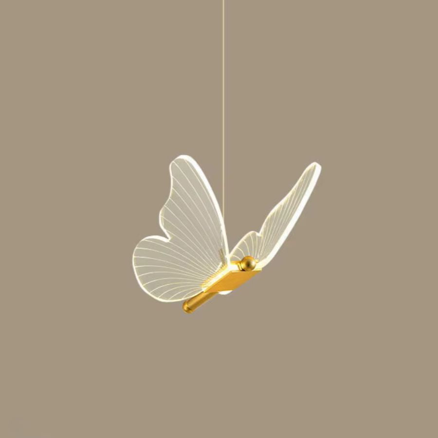 Papillon lumineux aux ailes transparentes et détails dorés, au design aérien et poétique