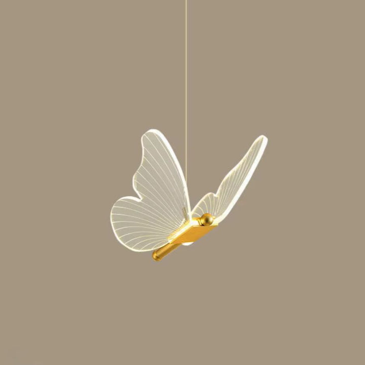 Papillon lumineux aux ailes transparentes et détails dorés, au design aérien et poétique