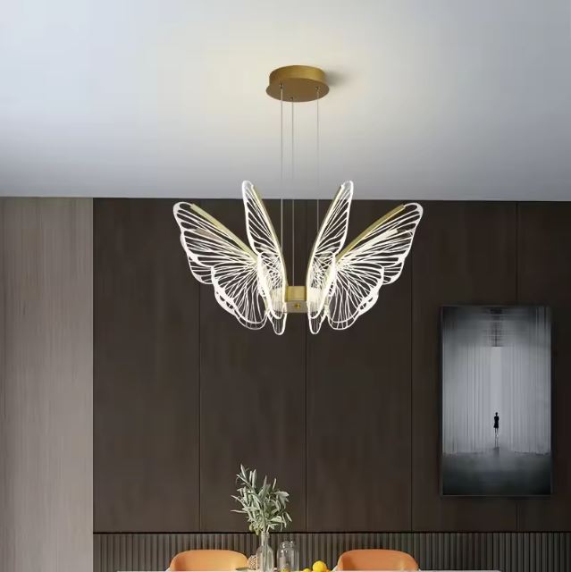 Suspension papillon lumineuse et chic, parfaite pour une salle à manger contemporaine.