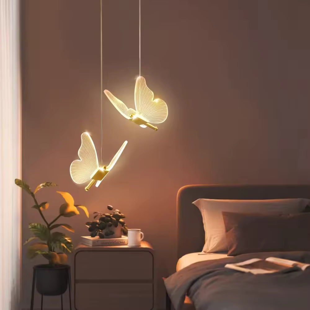 Au-dessus du chevet, cette suspension papillon dorée éclaire la chambre d’une touche poétique et contemporaine