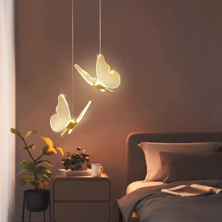 Au-dessus du chevet, cette suspension papillon dorée éclaire la chambre d’une touche poétique et contemporaine