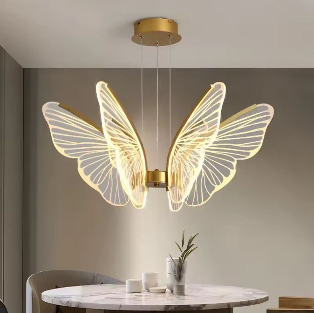 Suspension papillon en ornement luxueux avec ailes lumineuses pour salle moderne.