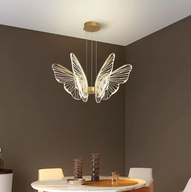 Suspension papillon idéale pour table à manger avec lumière chaleureuse et moderne.