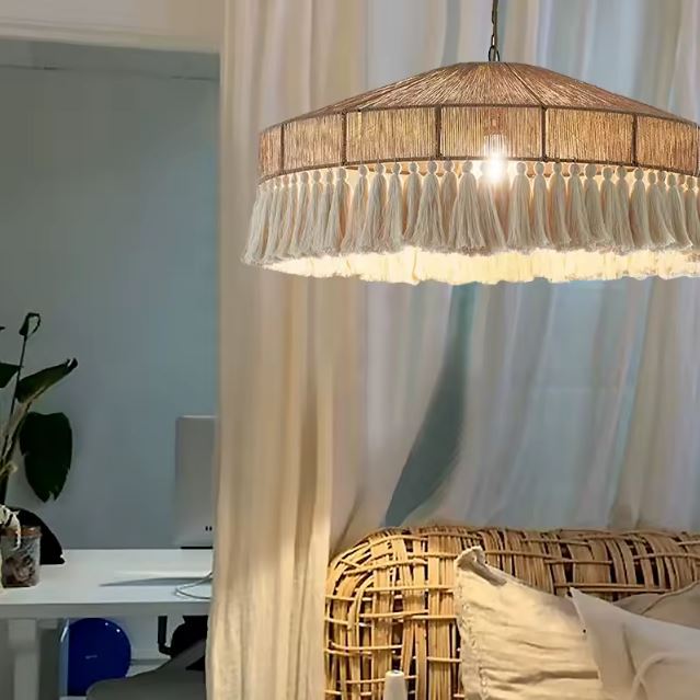 Suspension parasol élégante avec des franges, offrant une touche bohème et lumineuse pour un intérieur chaleureux.