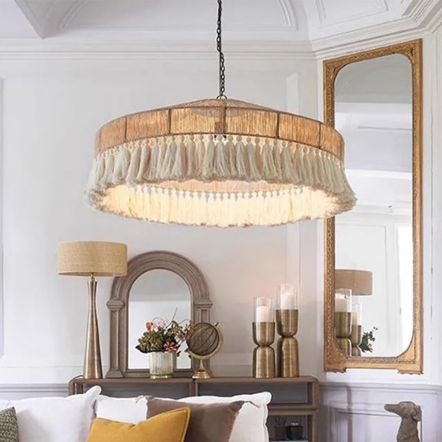 Suspension parasol élégante avec franges, idéale pour un salon chic au style bohème et une ambiance lumineuse raffinée.