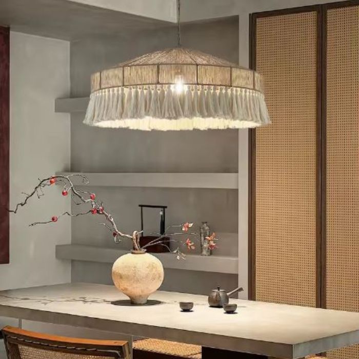 Suspension parasol avec franges, parfaite pour une décoration intérieure élégante et épurée d'inspiration japonaise.