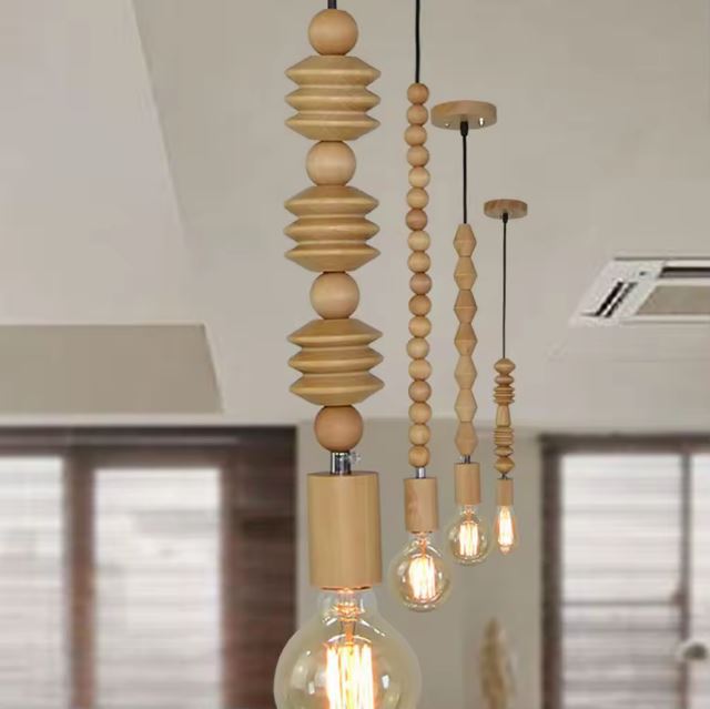 Suspension perle en bois élégante et naturelle, idéale pour une décoration intérieure moderne et chaleureuse.