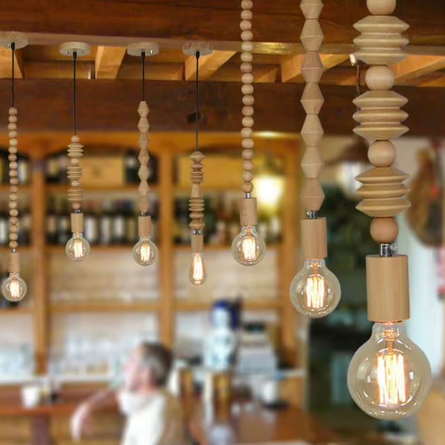 Ensemble de suspensions perle en bois design, parfaites pour illuminer une pièce avec une ambiance chaleureuse et naturelle.