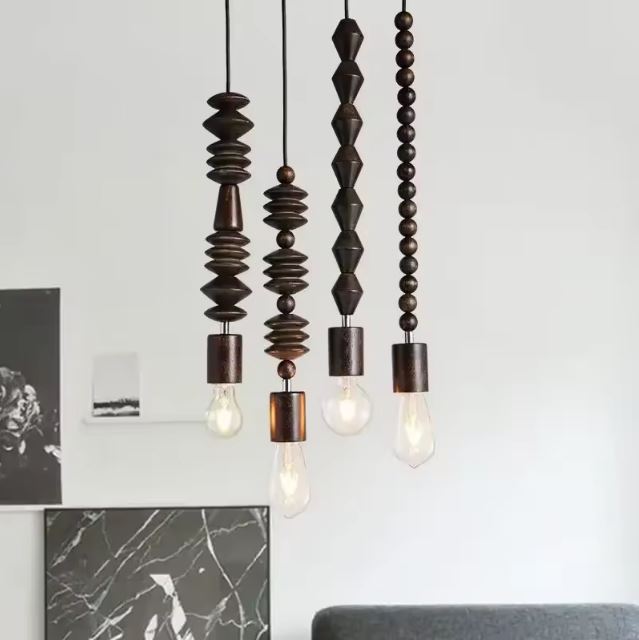 Suspension perle bois design noir, idéale pour un intérieur contemporain avec une touche d'élégance et de caractère.