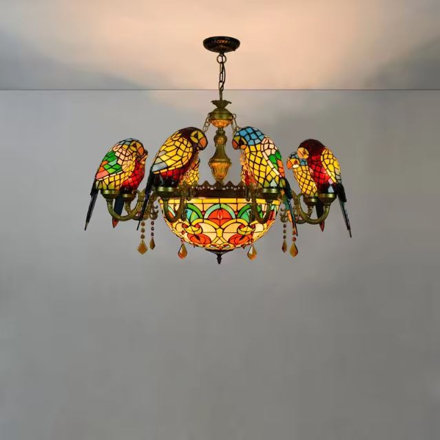 Suspension perroquet style Tiffany avec design multicolore pour une décoration unique et lumineuse.