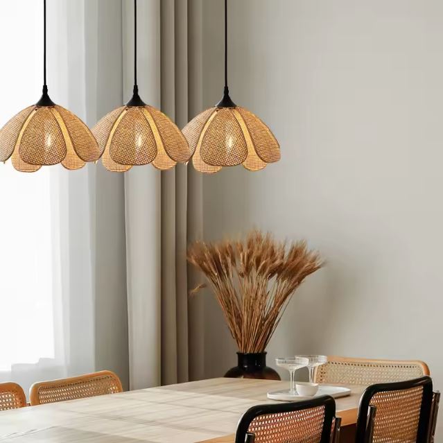 Suspension pétale de fleur en rotin au design élégant, idéale pour une salle à manger moderne et chaleureuse.