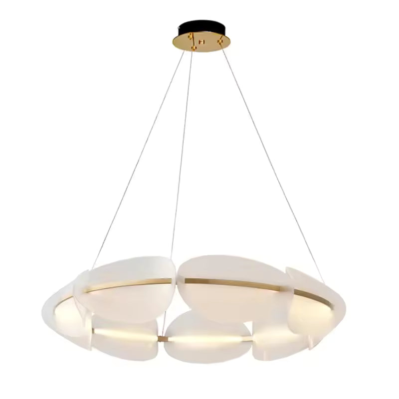 Suspension en couronne de pétales blancs et cercle doré, au design organique doux et contemporain
