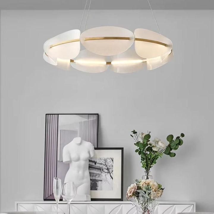 Élégante suspension à pétales blancs soulignés de doré, au design floral contemporain et lumineux