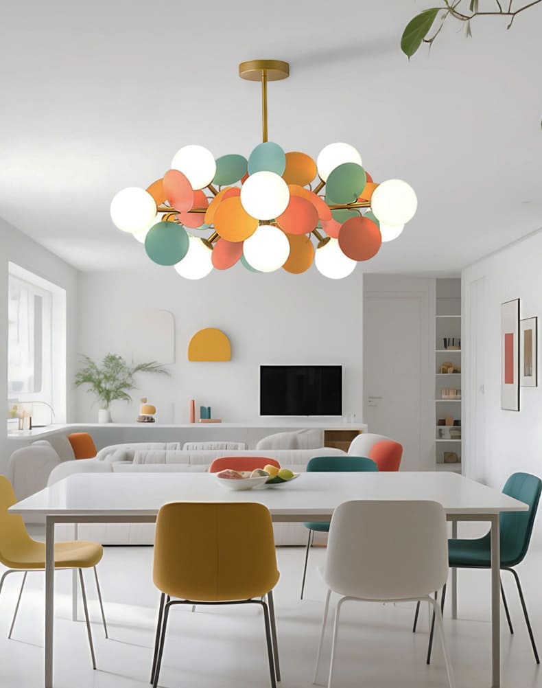 Grande suspension art déco aux pétales colorés éclairant une salle à manger contemporaine