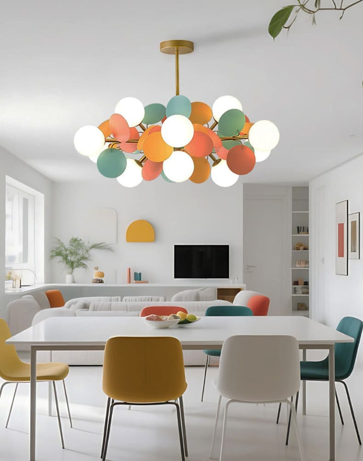 Grande suspension art déco aux pétales colorés éclairant une salle à manger contemporaine