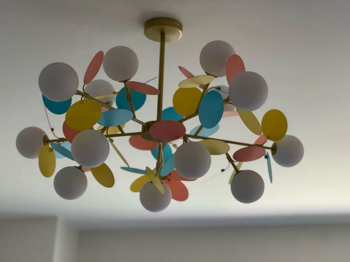 Suspension à globes opalins et pétales colorés, déployée comme une branche au style rétro, floral et artistique.