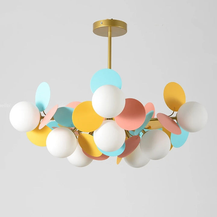 Suspension lumineuse design à pétales multicolores et globes opalins sur fond blanc pur