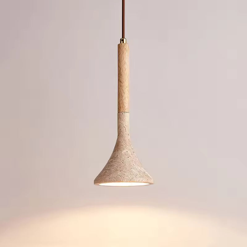 Suspension pierre et bois à silhouette évasée, mêlant matière minérale claire et bois dans un style organique épuré