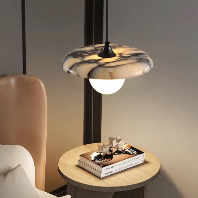 Suspension en pierre naturelle veinée au design organique, idéale pour un intérieur contemporain et raffiné