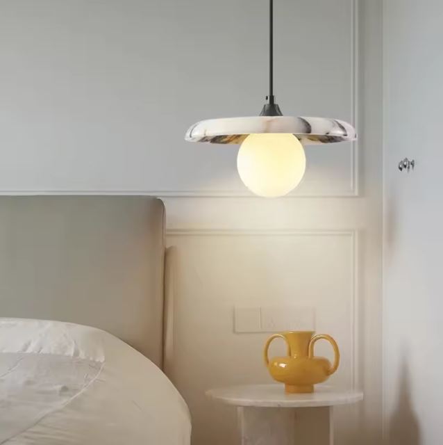 Suspension en pierre naturelle au design organique avec globe opalin, idéale pour une chambre contemporaine