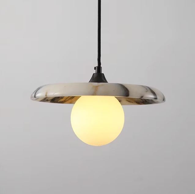 Suspension en pierre naturelle avec globe opalin au design italien, entre minimalisme et élégance contemporaine