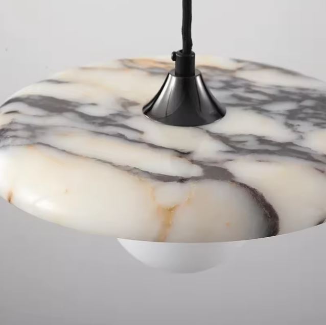 Suspension en pierre naturelle effet marbre au design organique, parfaite pour une décoration contemporaine élégante