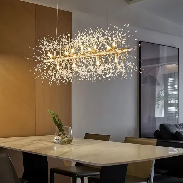 Suspension pissenlit moderne au-dessus d'une table de salle à manger, apportant une lumière douce et un design raffiné.