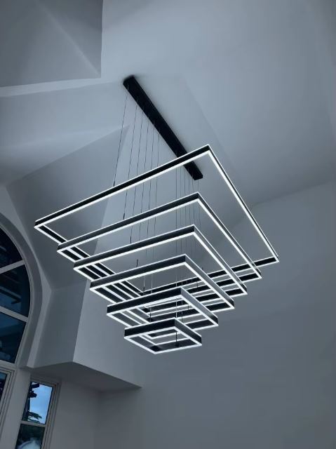 Suspension plafond cathédrale design moderne en LED rectangulaire idéale pour grands espaces.