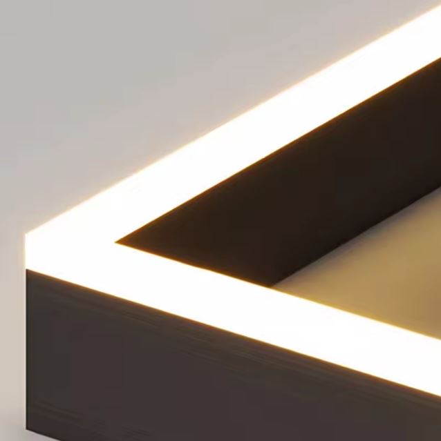 Détail lumineux d’une suspension plafond cathédrale LED moderne avec finition soignée et élégante.