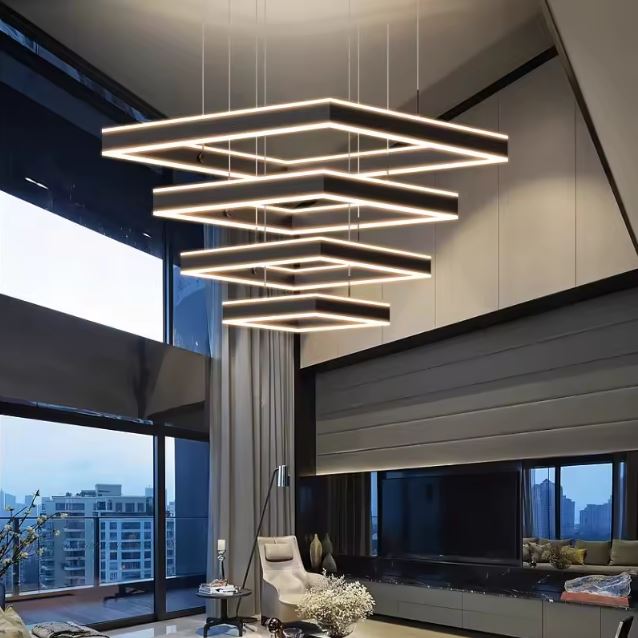 Suspension plafond cathédrale LED moderne idéale pour appartement avec grandes baies vitrées et plafond élevé.